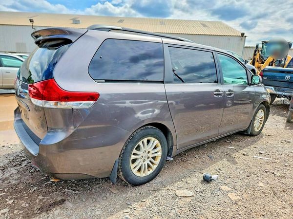 2012 TOYOTA SIENNA