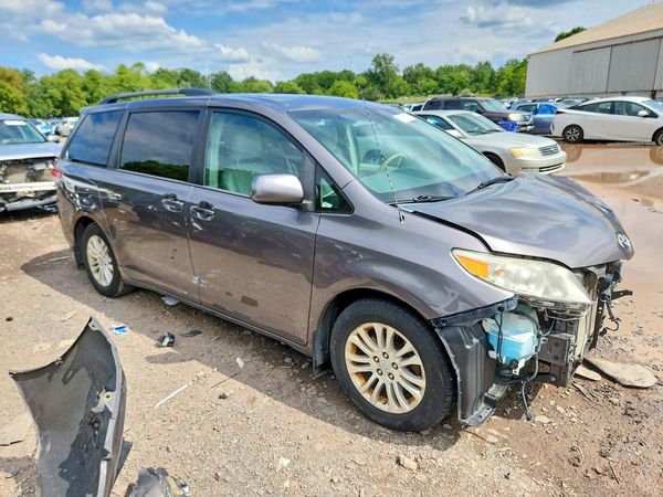 2012 TOYOTA SIENNA