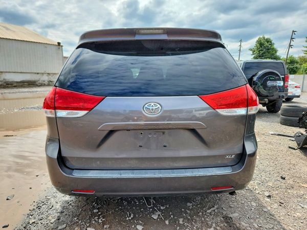 2012 TOYOTA SIENNA