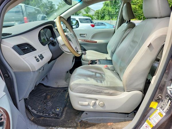2012 TOYOTA SIENNA