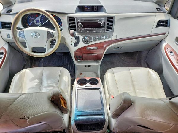 2012 TOYOTA SIENNA