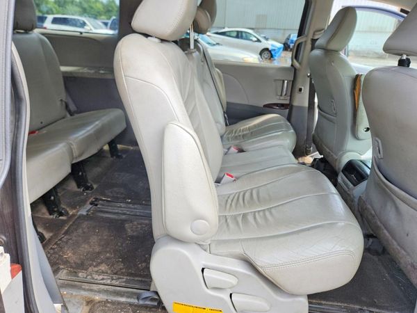 2012 TOYOTA SIENNA