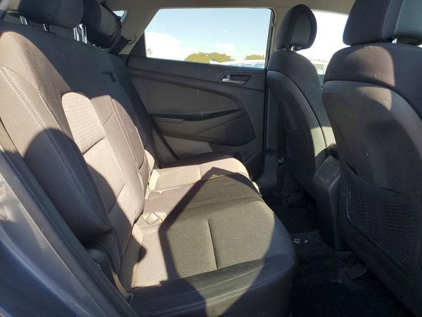 2017 HYUNDAI TUCSON SE (no options)