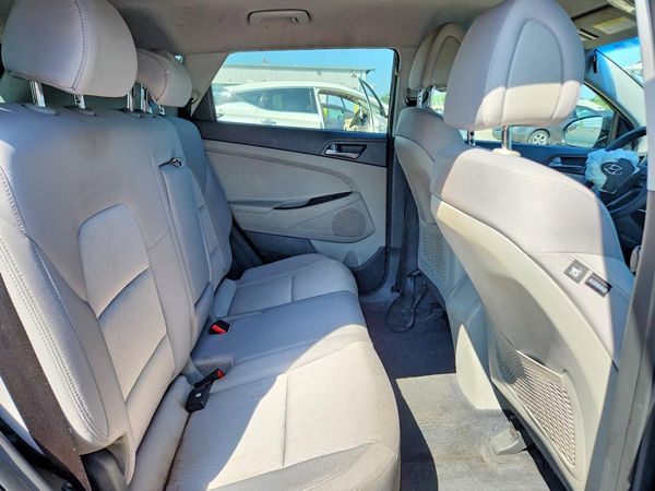2017 HYUNDAI TUCSON SE (no options)