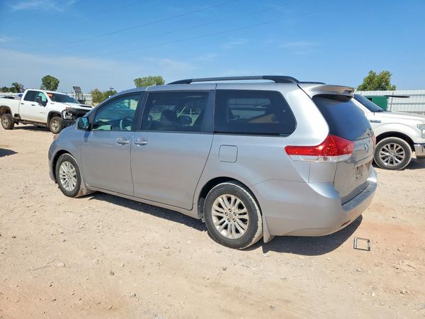 2013 TOYOTA SIENNA