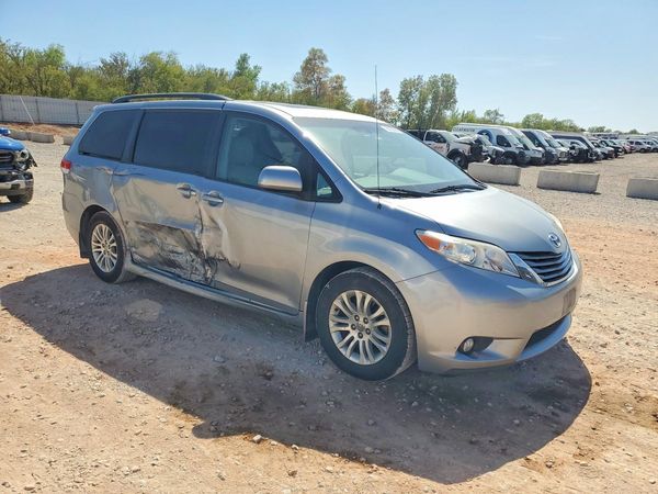 2013 TOYOTA SIENNA