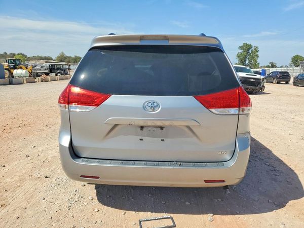 2013 TOYOTA SIENNA