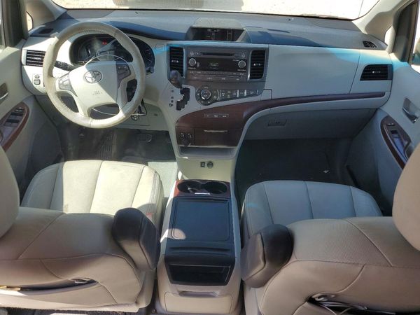 2013 TOYOTA SIENNA