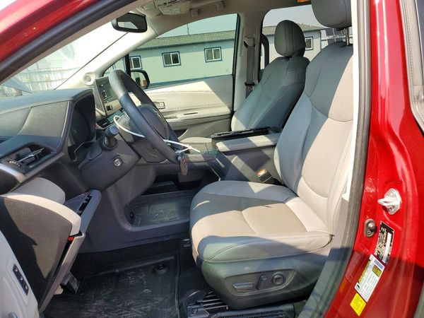 2023 TOYOTA SIENNA Limited