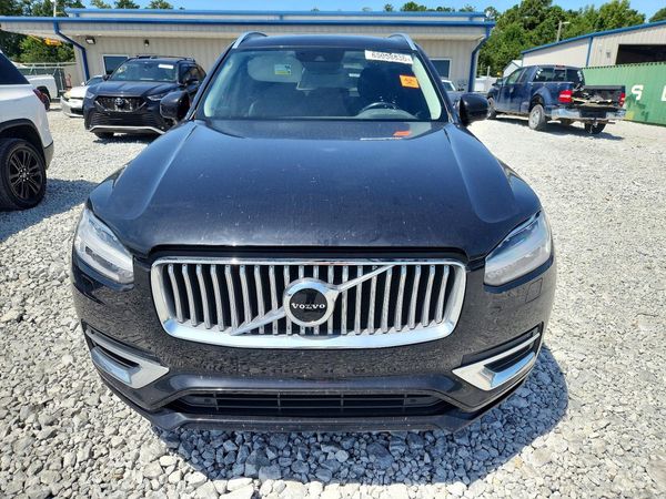 2021 VOLVO XC90 Momentum