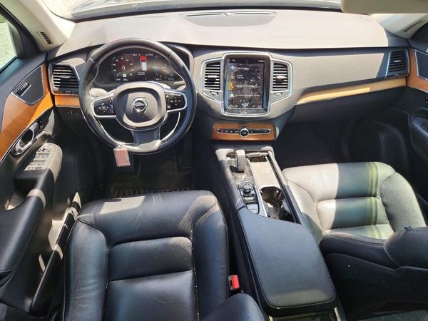 2021 VOLVO XC90 Momentum