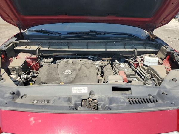 2020 TOYOTA HIGHLANDER XLE Nav — Engine bay