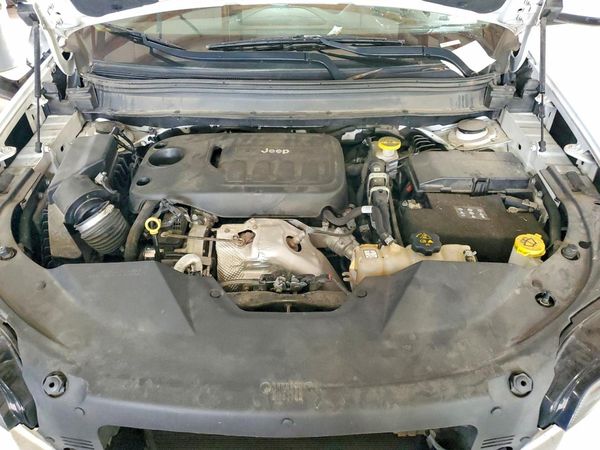 2019 JEEP CHEROKEE Latitude Plus — Engine bay