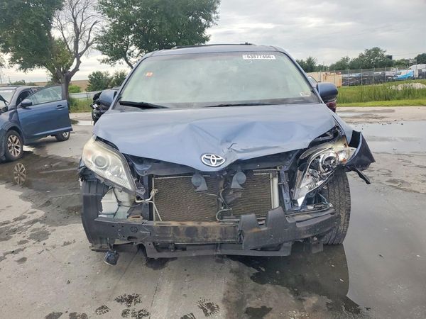 2015 TOYOTA SIENNA