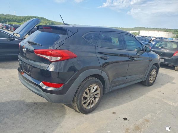 2017 HYUNDAI TUCSON SE (no options)