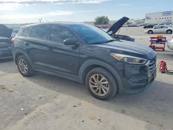 2017 HYUNDAI TUCSON SE (no options)
