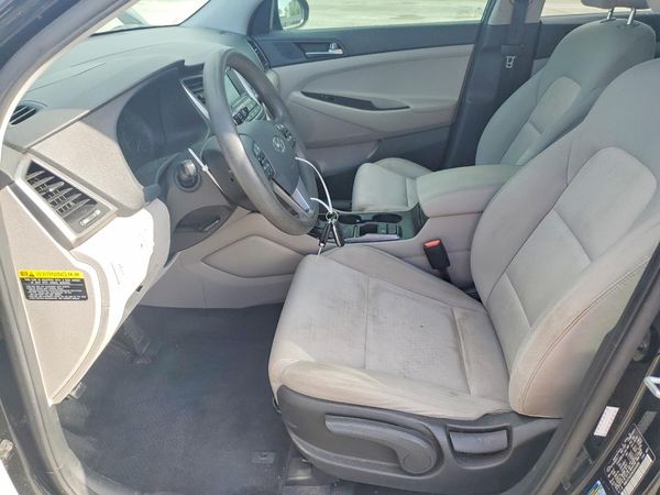 2017 HYUNDAI TUCSON SE (no options)