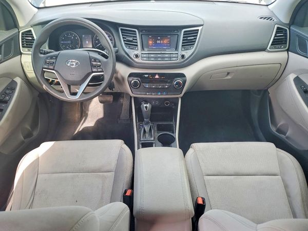 2017 HYUNDAI TUCSON SE (no options)