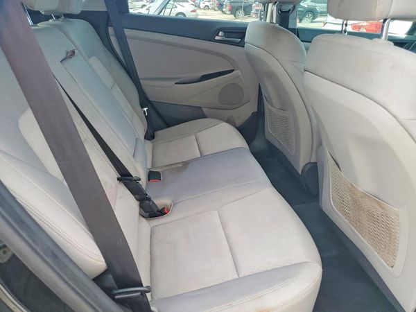2017 HYUNDAI TUCSON SE (no options)