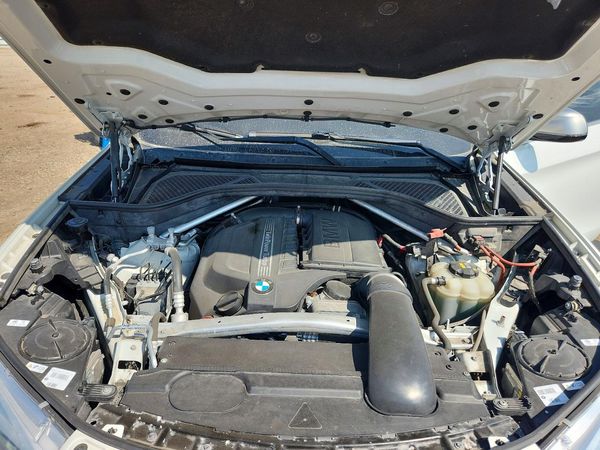 2018 BMW X6 xDrive35i — Engine bay