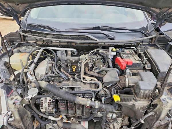 2022 NISSAN ROGUE S — Engine bay