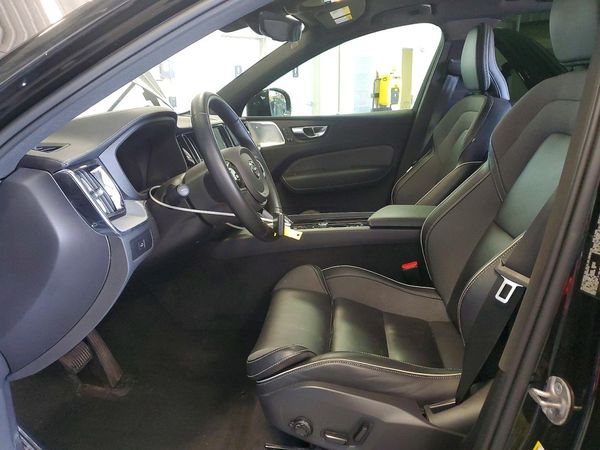 2023 VOLVO XC60 Ultimate Dark