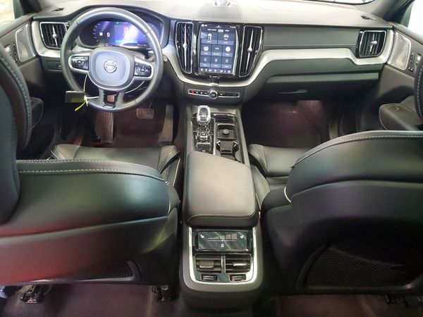 2023 VOLVO XC60 Ultimate Dark