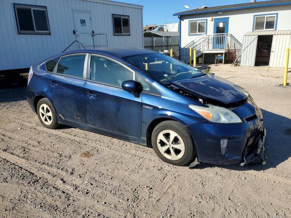 2013 TOYOTA PRIUS — Passenger 3/4