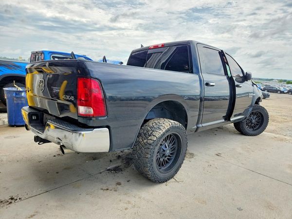 2017 RAM 1500 SLT CREW CAB 4X4