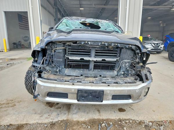 2017 RAM 1500 SLT CREW CAB 4X4