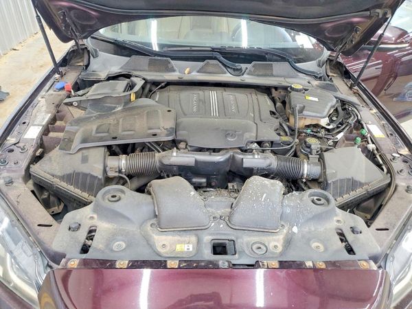 2016 JAGUAR XJ — Engine bay