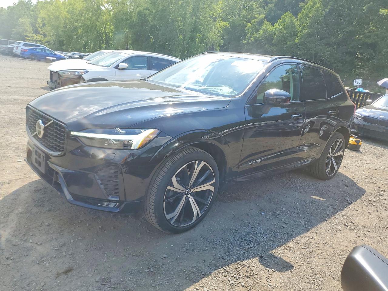 2024 VOLVO XC60 Ultimate Dark — Front 3/4