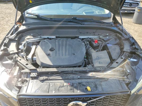 2024 VOLVO XC60 Ultimate Dark — Engine bay