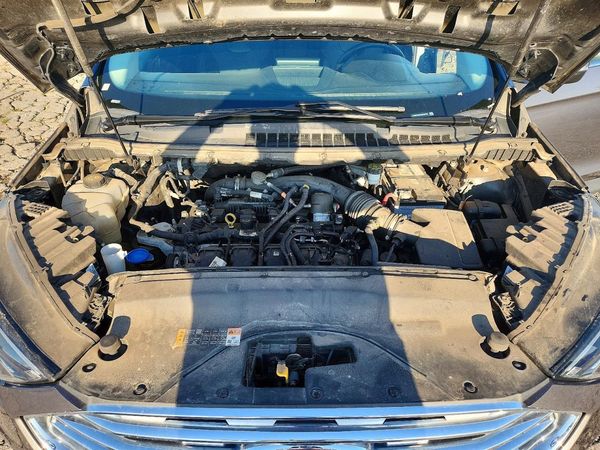 2022 FORD EDGE Titanium — Engine bay