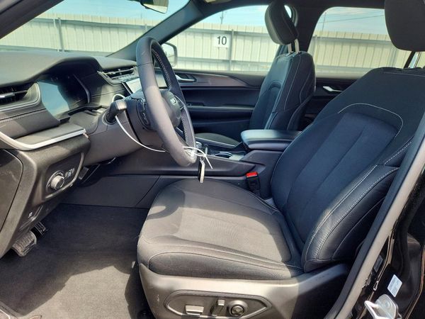 2025 JEEP GRAND CHEROKEE Laredo, Altitude