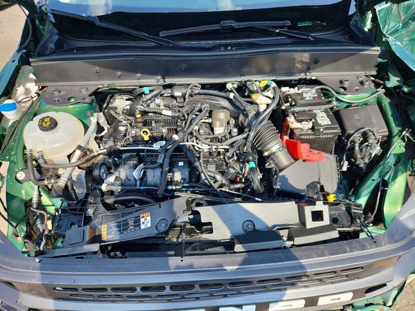 2024 FORD BRONCO Badlands — Engine bay