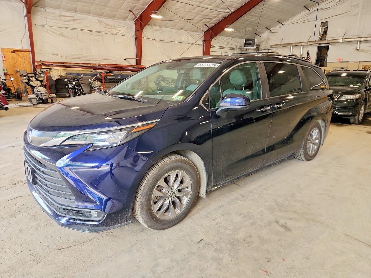 2025 TOYOTA SIENNA XLE