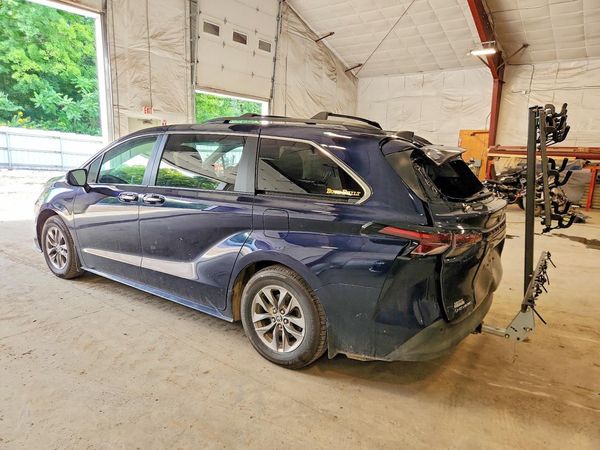 2025 TOYOTA SIENNA XLE