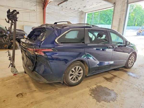 2025 TOYOTA SIENNA XLE