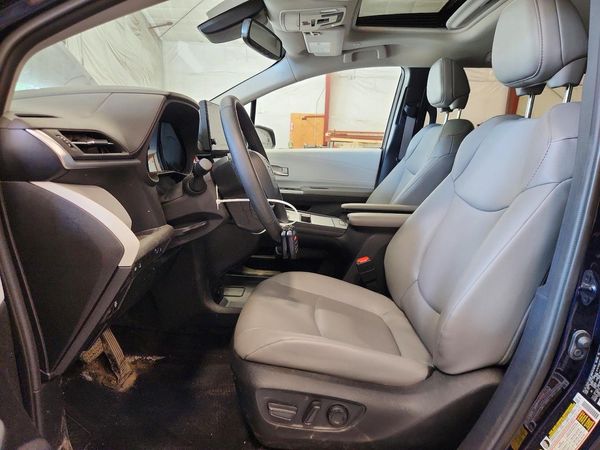 2025 TOYOTA SIENNA XLE