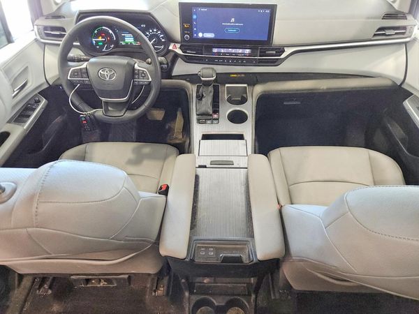 2025 TOYOTA SIENNA XLE