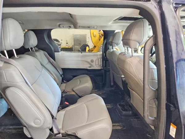 2025 TOYOTA SIENNA XLE