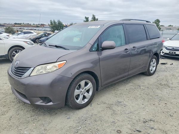 2013 TOYOTA SIENNA