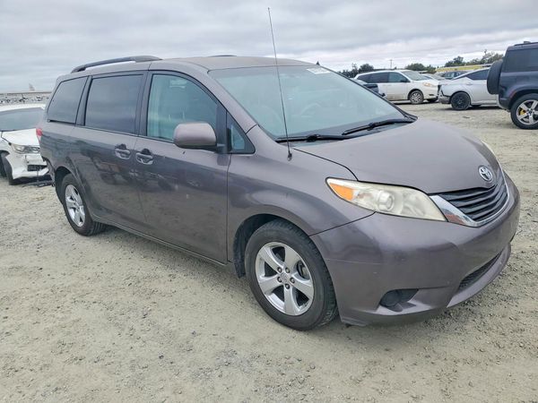 2013 TOYOTA SIENNA