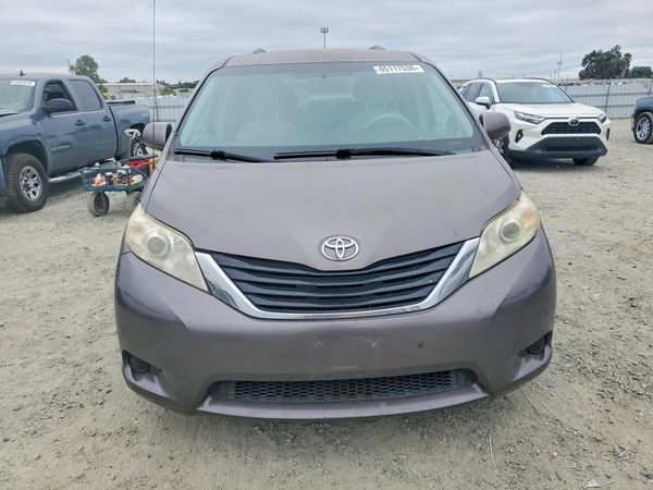 2013 TOYOTA SIENNA