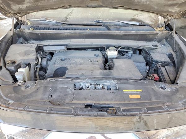 2013 INFINITI JX35 — Engine bay