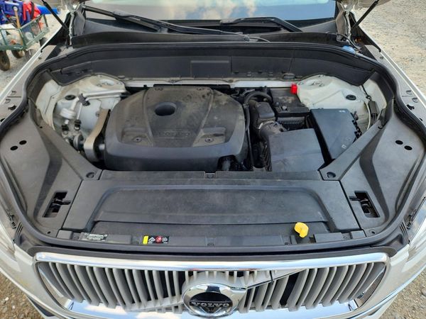2016 VOLVO XC90 — Engine bay