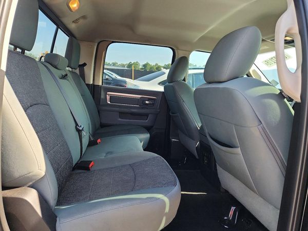 2015 RAM 1500 SLT CREW CAB 4X2