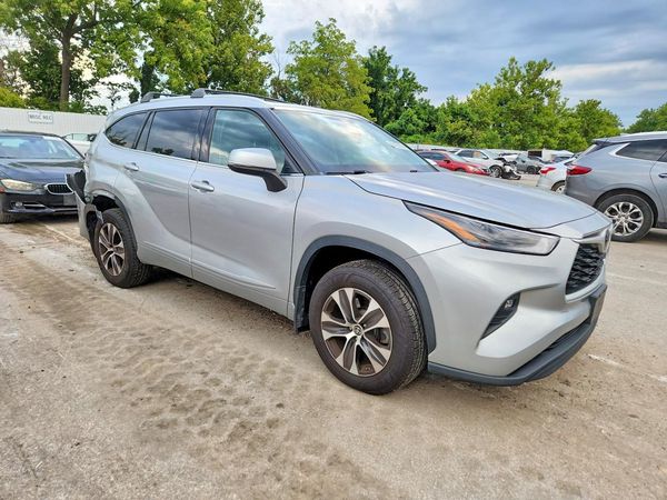 2022 TOYOTA HIGHLANDER XLE