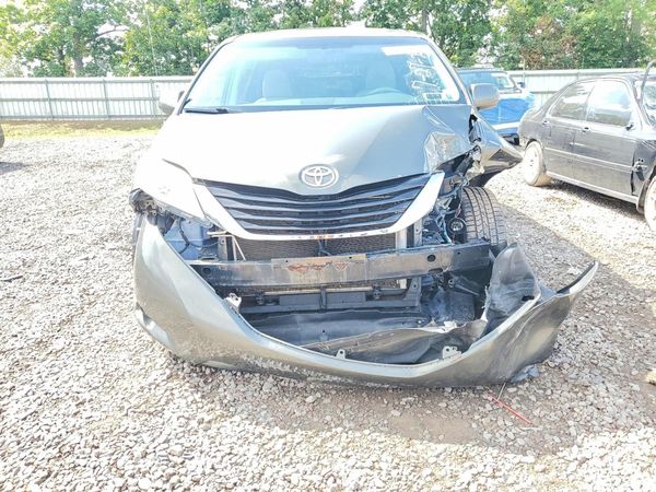 2012 TOYOTA SIENNA